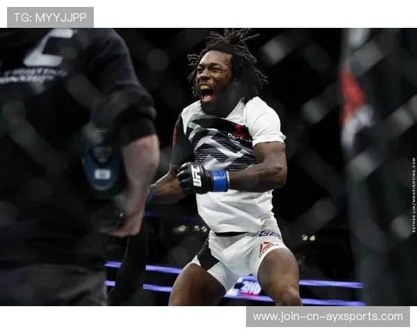 UFC重拳对轰赛季最燃,对手被打到护栏变形 UFC重拳对轰赛季最燃,对手被打到护栏变形