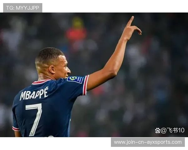 巴黎圣日耳曼后卫进行快速回撤训练,防守转换更平稳 巴黎圣日耳曼后卫进行快速回撤训练,防守转换更平稳