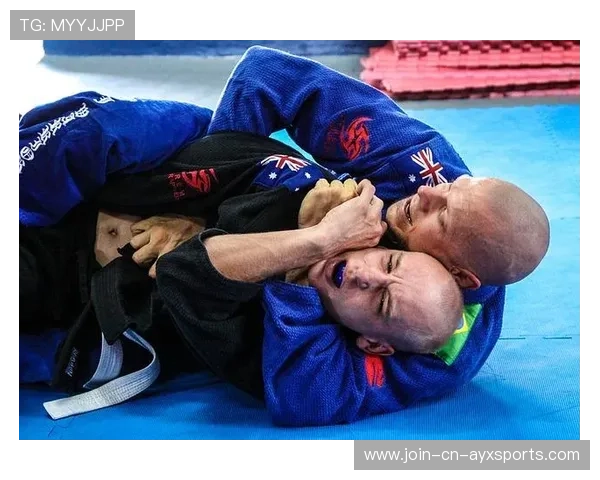 UFC训练营开展专项地面锁技课程