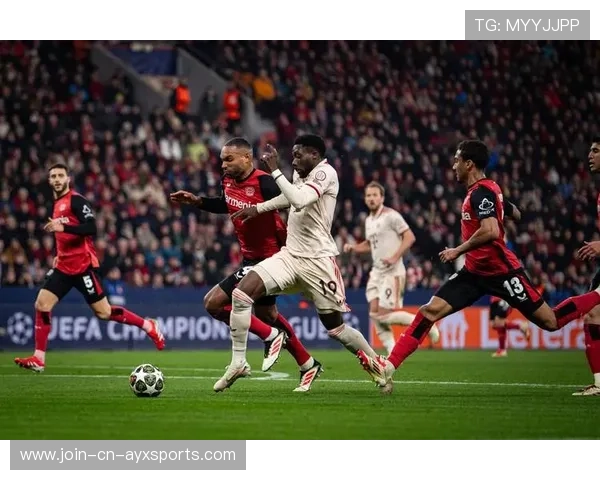 拜仁凯恩混战中横向挪步爆射完成逆袭